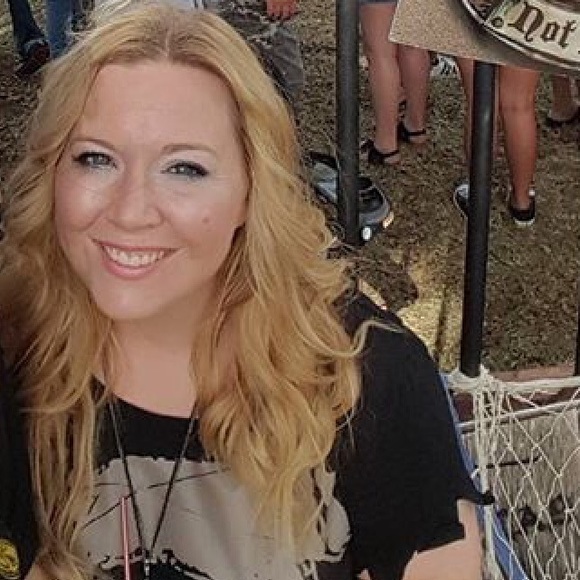 Meet your Posher, Liz - Picture 1 of 1